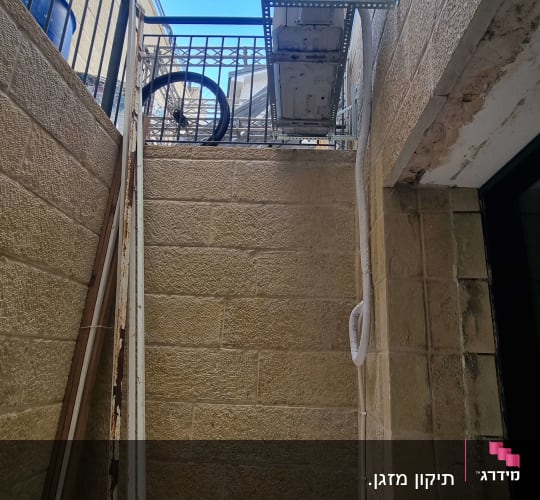 יחידת מיזוג אוויר מותקנת על קיר חיצוני